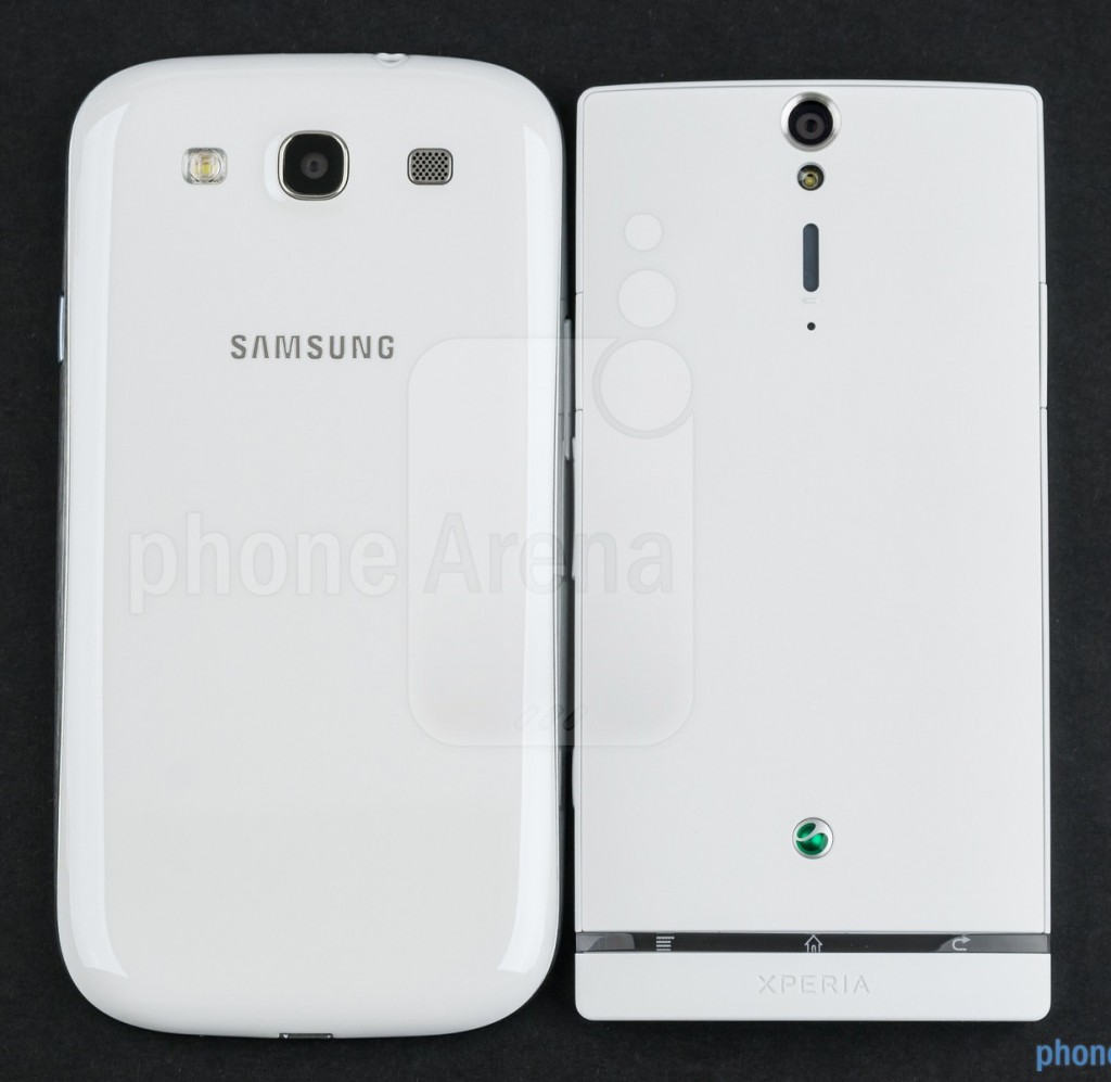 Samsung Galaxy S III против Sony Xperia S, задняя крышка