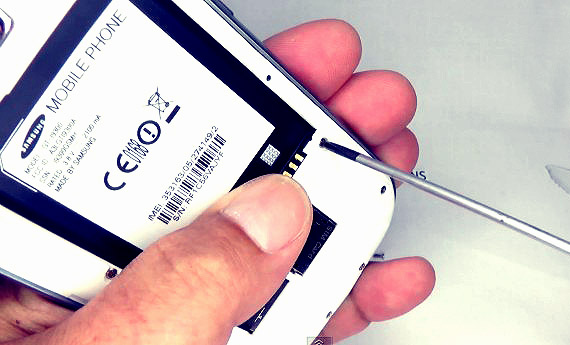 Как разобрать Samsung Galaxy S III отверткой и пластиковым ножом