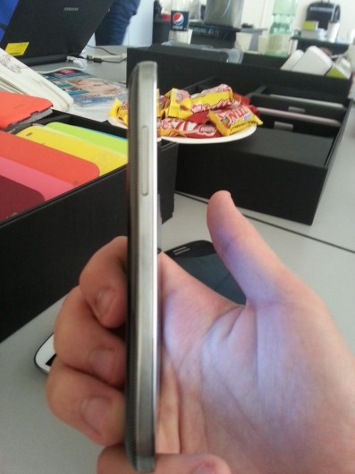 Смартфон Samsung Galaxy S4 mini в руке