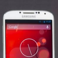 Белый телефон Samsung с красным фоном
