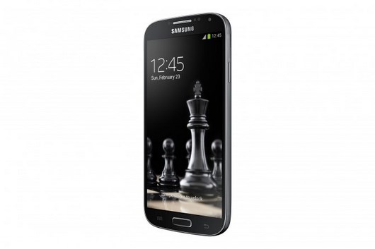 Новые версии Samsung Galaxy S4 и Galaxy S4 mini Black Edition с крышкой под кожу