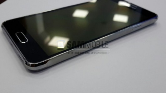 Samsung Galaxy Alpha с черным дисплеем в металлическом корпусе
