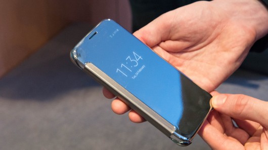 Чехол Samsung Clear View царапает дисплей