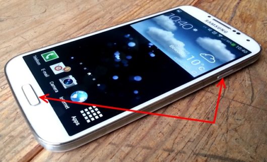 Смартфон Samsung Galaxy S4 с выделенными кнопками Питание и Домой